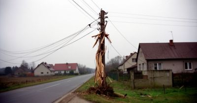 Ciężarówka złamała słup, kierowca odjechał
